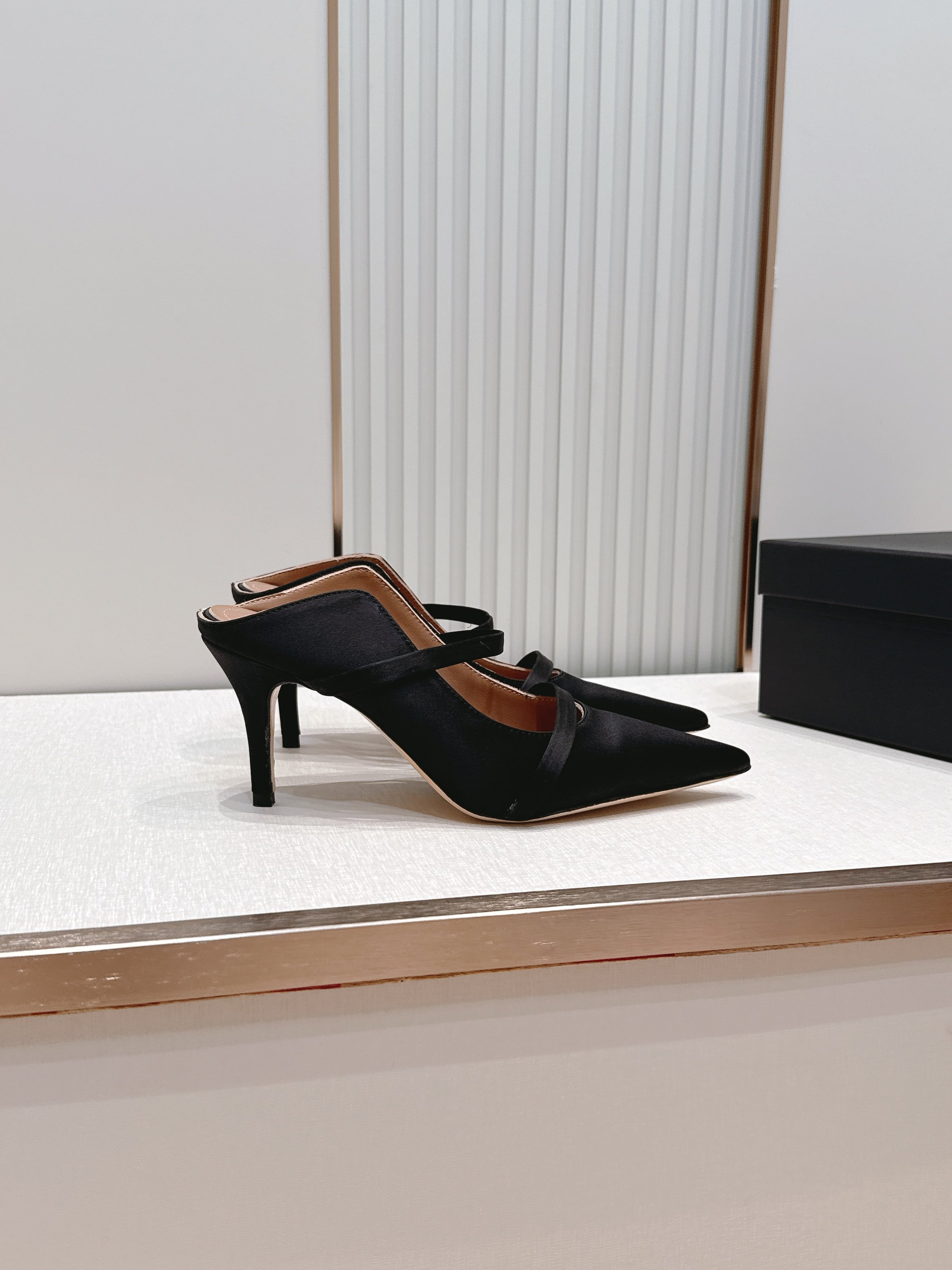 Malone Souliers 尖头高跟凉鞋 这鞋型绝了! 穿上就是腿精本精!设计感拉满~采用光滑牛皮, Malone Souliers 尖头高跟凉鞋 这鞋型绝了! 穿上就是腿精本精!设计感拉满~采用光滑牛皮,