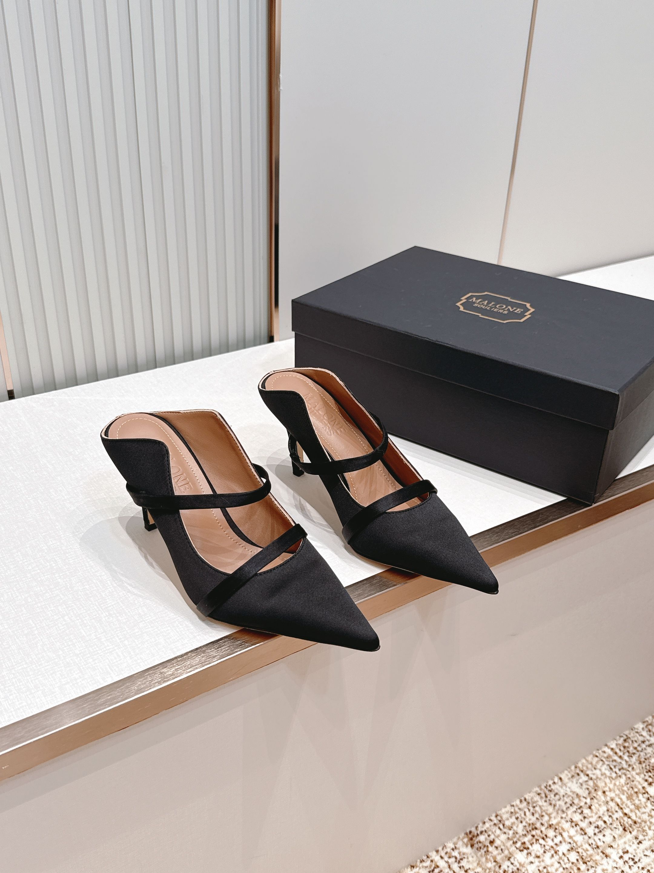 NO:819568,Malone Souliers Pointed Toe High Heel Sandals These shoes are amazing!  When you put it on, you will feel the essence of your legs!  The design is full~ It is made of smooth cowhide and double strap design, simple and elegant. The hollow back + stiletto heel can modify the foot shape and lengthen the leg line. The nude color is versatile and can be easily used for commuting, dating and formal occasions. The heel height is moderate, comfortable and elegant, and it is a must-have item that is both practical and fashionable!  SIZE: 35-39 (ordered at 40.41.), semi-high heels, sandals, high heels, cowhide19860909Malone Souliers 尖头高跟凉鞋 这鞋型绝了！ 穿上就是腿精本精！设计感拉满～采用光滑牛皮,双绑带设计,简约又优雅.后空+细高跟,修饰脚型同时拉长腿部线条,裸色百搭,通勤、约会、正式场合都能轻松驾驭.鞋跟高度适中,舒适又显气质,是实用与时尚兼具的必备单品！ SIZE:35-39（40.41.订）,半拖高跟鞋,sandals,high heels,cowhide,Women's Shoes