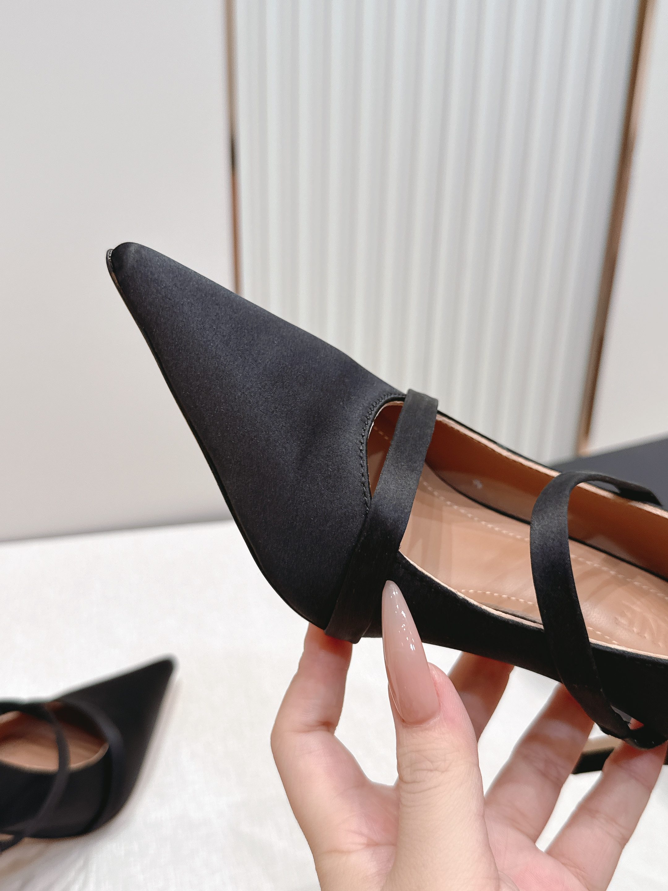 Malone Souliers 尖头高跟凉鞋 这鞋型绝了! 穿上就是腿精本精!设计感拉满~采用光滑牛皮, Malone Souliers 尖头高跟凉鞋 这鞋型绝了! 穿上就是腿精本精!设计感拉满~采用光滑牛皮,