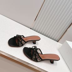 Malone Souliers 中跟蕾丝凉拖鞋经典蕾丝性感依然风韵犹存 真皮蝴蝶结 计,非常耐看极具风格 Malone Souliers 中跟蕾丝凉拖鞋经典蕾丝性感依然风韵犹存 真皮蝴蝶结 计,非常耐看极具风格