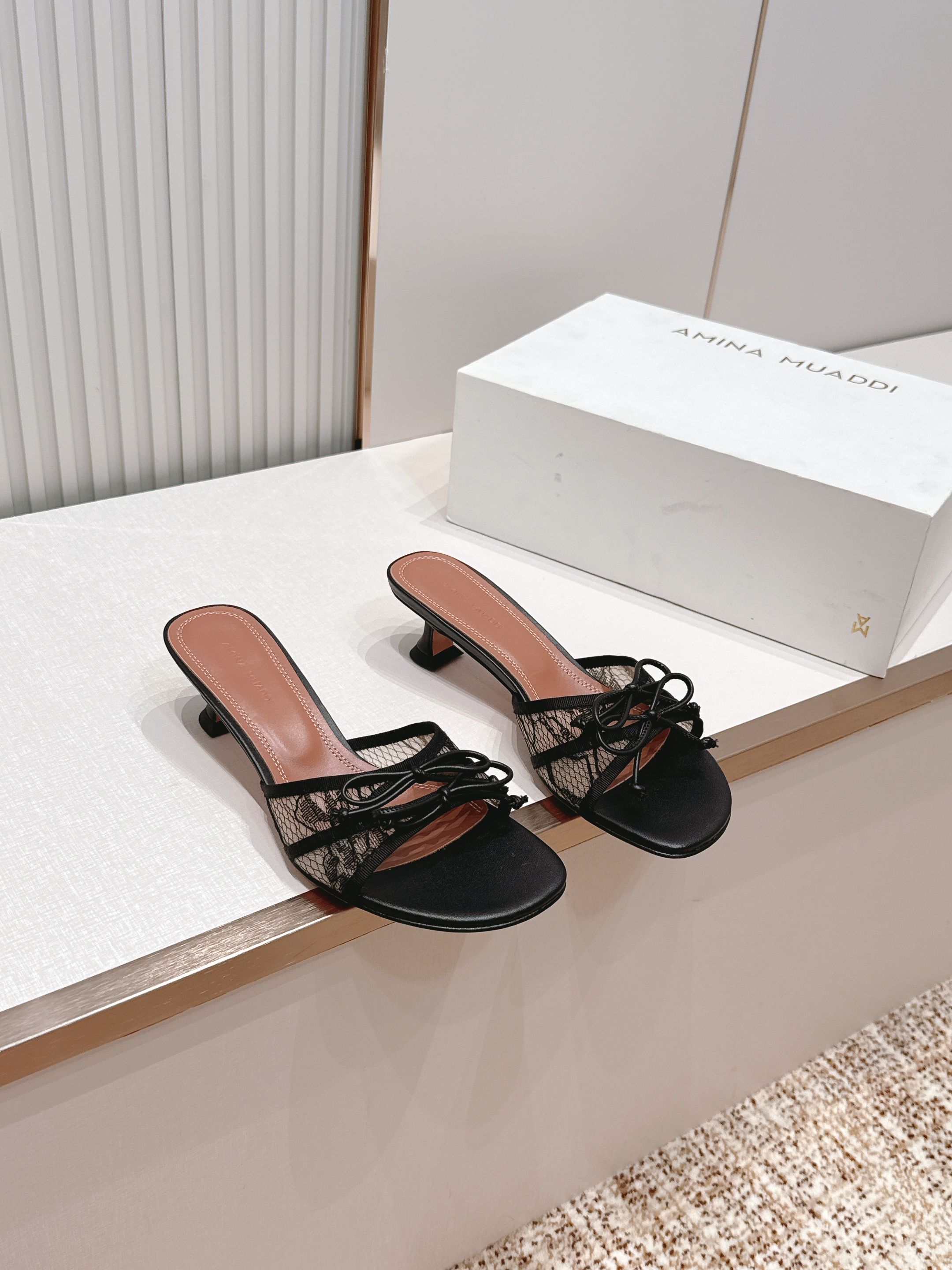 Malone Souliers 中跟蕾丝凉拖鞋经典蕾丝性感依然风韵犹存 真皮蝴蝶结 计，非常耐看极具风格