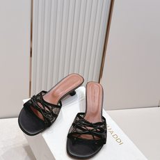 Malone Souliers 中跟蕾丝凉拖鞋经典蕾丝性感依然风韵犹存 真皮蝴蝶结 计,非常耐看极具风格 Malone Souliers 中跟蕾丝凉拖鞋经典蕾丝性感依然风韵犹存 真皮蝴蝶结 计,非常耐看极具风格