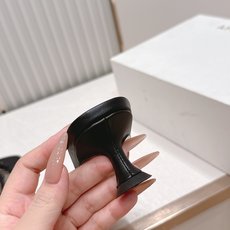 Malone Souliers 中跟蕾丝凉拖鞋经典蕾丝性感依然风韵犹存 真皮蝴蝶结 计,非常耐看极具风格 Malone Souliers 中跟蕾丝凉拖鞋经典蕾丝性感依然风韵犹存 真皮蝴蝶结 计,非常耐看极具风格