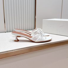 Malone Souliers 中跟蕾丝凉拖鞋经典蕾丝性感依然风韵犹存 真皮蝴蝶结 计,非常耐看极具风格 Malone Souliers 中跟蕾丝凉拖鞋经典蕾丝性感依然风韵犹存 真皮蝴蝶结 计,非常耐看极具风格