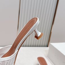 Malone Souliers 中跟蕾丝凉拖鞋经典蕾丝性感依然风韵犹存 真皮蝴蝶结 计,非常耐看极具风格 Malone Souliers 中跟蕾丝凉拖鞋经典蕾丝性感依然风韵犹存 真皮蝴蝶结 计,非常耐看极具风格