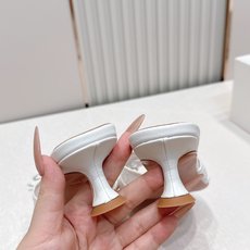 Malone Souliers 中跟蕾丝凉拖鞋经典蕾丝性感依然风韵犹存 真皮蝴蝶结 计,非常耐看极具风格 Malone Souliers 中跟蕾丝凉拖鞋经典蕾丝性感依然风韵犹存 真皮蝴蝶结 计,非常耐看极具风格