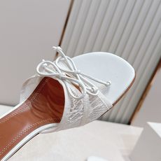 Malone Souliers 中跟蕾丝凉拖鞋经典蕾丝性感依然风韵犹存 真皮蝴蝶结 计,非常耐看极具风格 Malone Souliers 中跟蕾丝凉拖鞋经典蕾丝性感依然风韵犹存 真皮蝴蝶结 计,非常耐看极具风格