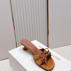 Malone Souliers 中跟蕾丝凉拖鞋经典蕾丝性感依然风韵犹存 真皮蝴蝶结 计,非常耐看极具风格 Malone Souliers 中跟蕾丝凉拖鞋经典蕾丝性感依然风韵犹存 真皮蝴蝶结 计,非常耐看极具风格