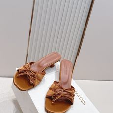 Malone Souliers 中跟蕾丝凉拖鞋经典蕾丝性感依然风韵犹存 真皮蝴蝶结 计,非常耐看极具风格 Malone Souliers 中跟蕾丝凉拖鞋经典蕾丝性感依然风韵犹存 真皮蝴蝶结 计,非常耐看极具风格