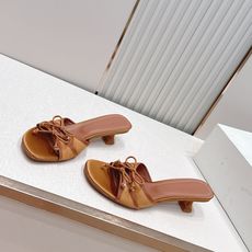 Malone Souliers 中跟蕾丝凉拖鞋经典蕾丝性感依然风韵犹存 真皮蝴蝶结 计,非常耐看极具风格 Malone Souliers 中跟蕾丝凉拖鞋经典蕾丝性感依然风韵犹存 真皮蝴蝶结 计,非常耐看极具风格