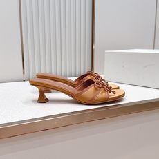 Malone Souliers 中跟蕾丝凉拖鞋经典蕾丝性感依然风韵犹存 真皮蝴蝶结 计,非常耐看极具风格 Malone Souliers 中跟蕾丝凉拖鞋经典蕾丝性感依然风韵犹存 真皮蝴蝶结 计,非常耐看极具风格