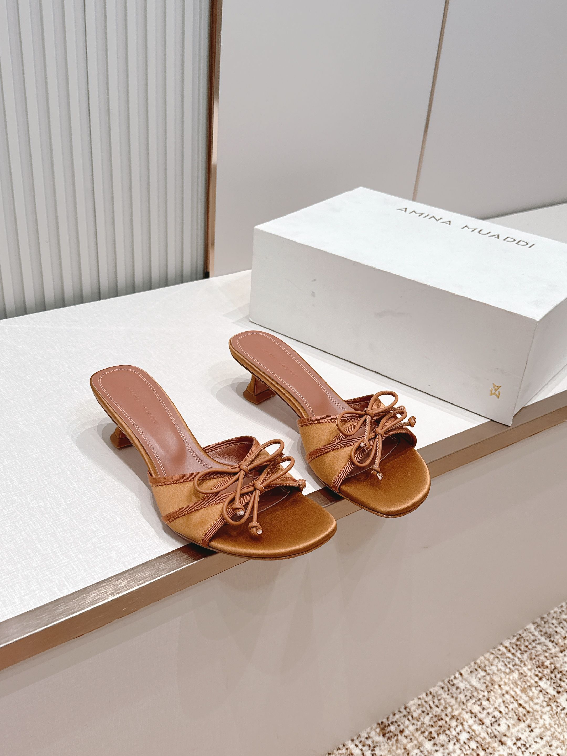 Malone Souliers 中跟蕾丝凉拖鞋经典蕾丝性感依然风韵犹存 真皮蝴蝶结 计，非常耐看极具风格