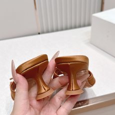 Malone Souliers 中跟蕾丝凉拖鞋经典蕾丝性感依然风韵犹存 真皮蝴蝶结 计,非常耐看极具风格 Malone Souliers 中跟蕾丝凉拖鞋经典蕾丝性感依然风韵犹存 真皮蝴蝶结 计,非常耐看极具风格