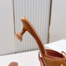 Malone Souliers 中跟蕾丝凉拖鞋经典蕾丝性感依然风韵犹存 真皮蝴蝶结 计,非常耐看极具风格 Malone Souliers 中跟蕾丝凉拖鞋经典蕾丝性感依然风韵犹存 真皮蝴蝶结 计,非常耐看极具风格