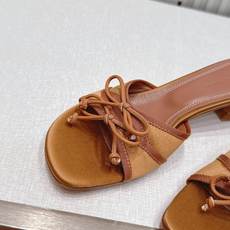 Malone Souliers 中跟蕾丝凉拖鞋经典蕾丝性感依然风韵犹存 真皮蝴蝶结 计,非常耐看极具风格 Malone Souliers 中跟蕾丝凉拖鞋经典蕾丝性感依然风韵犹存 真皮蝴蝶结 计,非常耐看极具风格
