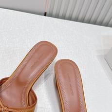 Malone Souliers 中跟蕾丝凉拖鞋经典蕾丝性感依然风韵犹存 真皮蝴蝶结 计,非常耐看极具风格 Malone Souliers 中跟蕾丝凉拖鞋经典蕾丝性感依然风韵犹存 真皮蝴蝶结 计,非常耐看极具风格