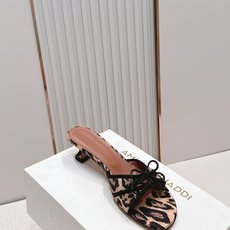 Malone Souliers 中跟蕾丝凉拖鞋经典蕾丝性感依然风韵犹存 真皮蝴蝶结 计,非常耐看极具风格 Malone Souliers 中跟蕾丝凉拖鞋经典蕾丝性感依然风韵犹存 真皮蝴蝶结 计,非常耐看极具风格