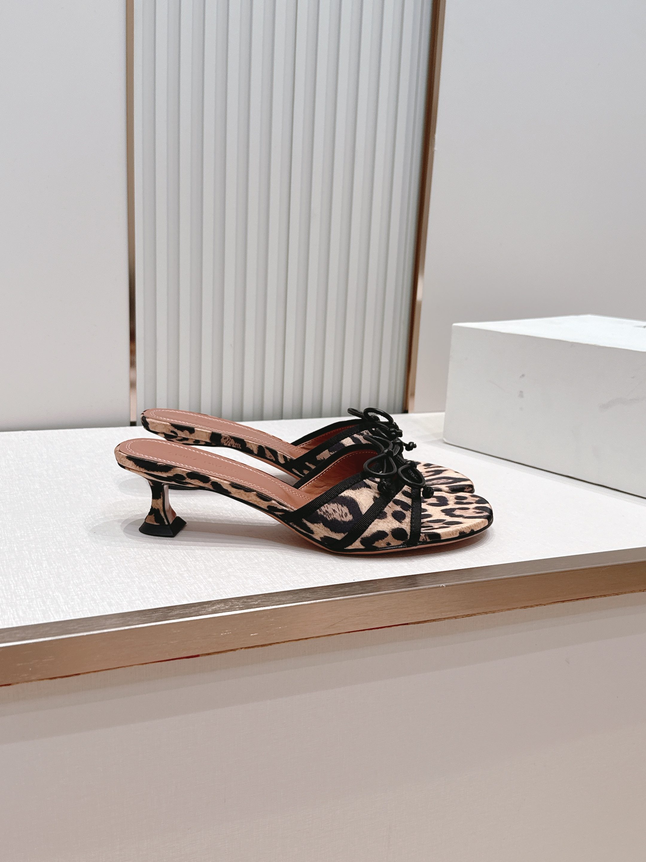 Malone Souliers 中跟蕾丝凉拖鞋经典蕾丝性感依然风韵犹存 真皮蝴蝶结 计,非常耐看极具风格 Malone Souliers 中跟蕾丝凉拖鞋经典蕾丝性感依然风韵犹存 真皮蝴蝶结 计,非常耐看极具风格