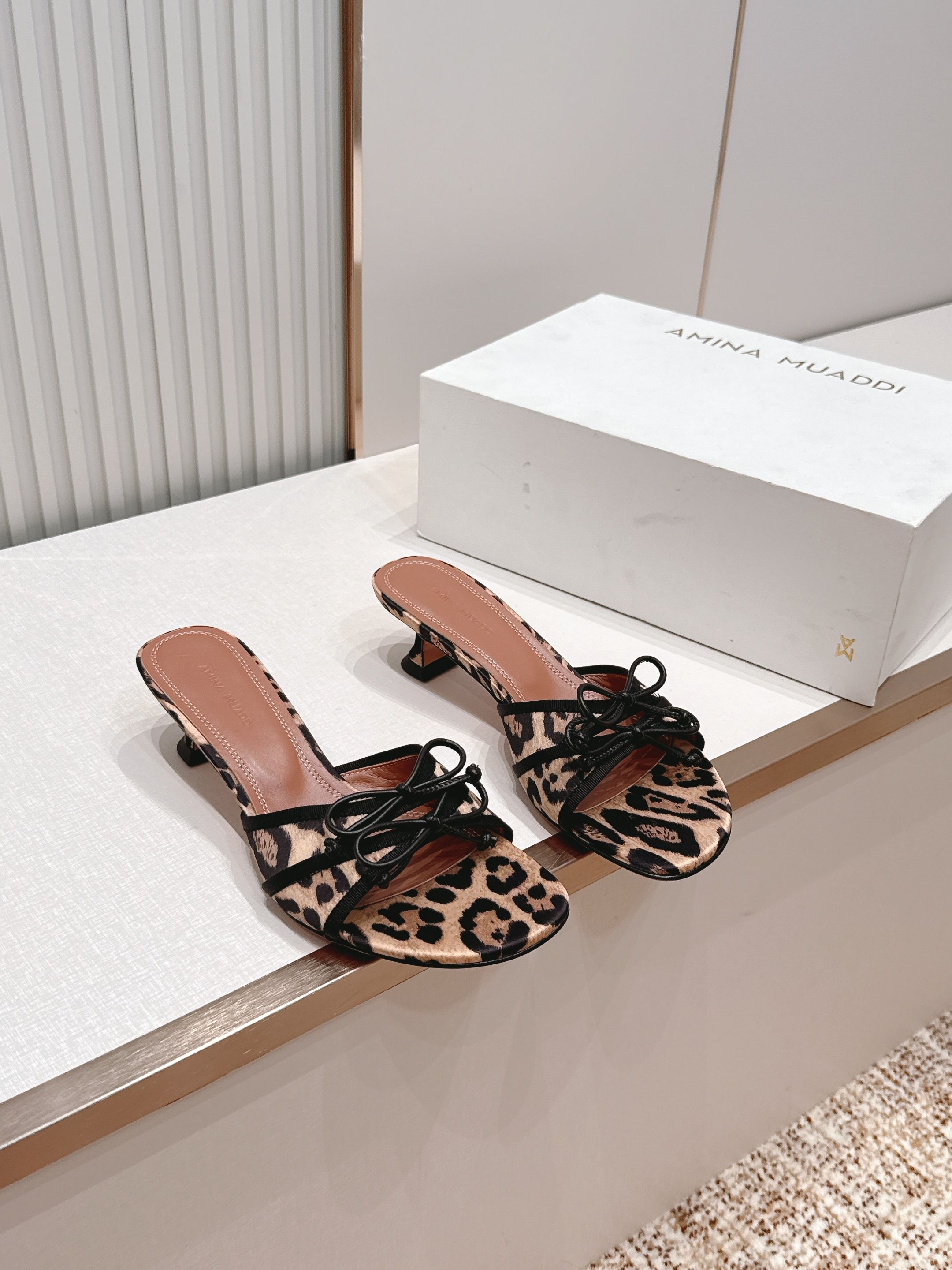 Malone Souliers 中跟蕾丝凉拖鞋经典蕾丝性感依然风韵犹存 真皮蝴蝶结 计，非常耐看极具风格