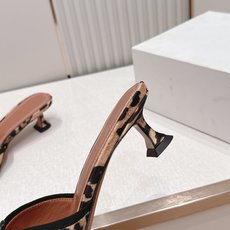 Malone Souliers 中跟蕾丝凉拖鞋经典蕾丝性感依然风韵犹存 真皮蝴蝶结 计,非常耐看极具风格 Malone Souliers 中跟蕾丝凉拖鞋经典蕾丝性感依然风韵犹存 真皮蝴蝶结 计,非常耐看极具风格