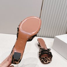 Malone Souliers 中跟蕾丝凉拖鞋经典蕾丝性感依然风韵犹存 真皮蝴蝶结 计,非常耐看极具风格 Malone Souliers 中跟蕾丝凉拖鞋经典蕾丝性感依然风韵犹存 真皮蝴蝶结 计,非常耐看极具风格