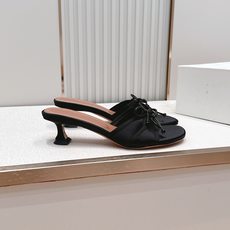 Malone Souliers 中跟蕾丝凉拖鞋经典蕾丝性感依然风韵犹存 真皮蝴蝶结 计,非常耐看极具风格 Malone Souliers 中跟蕾丝凉拖鞋经典蕾丝性感依然风韵犹存 真皮蝴蝶结 计,非常耐看极具风格