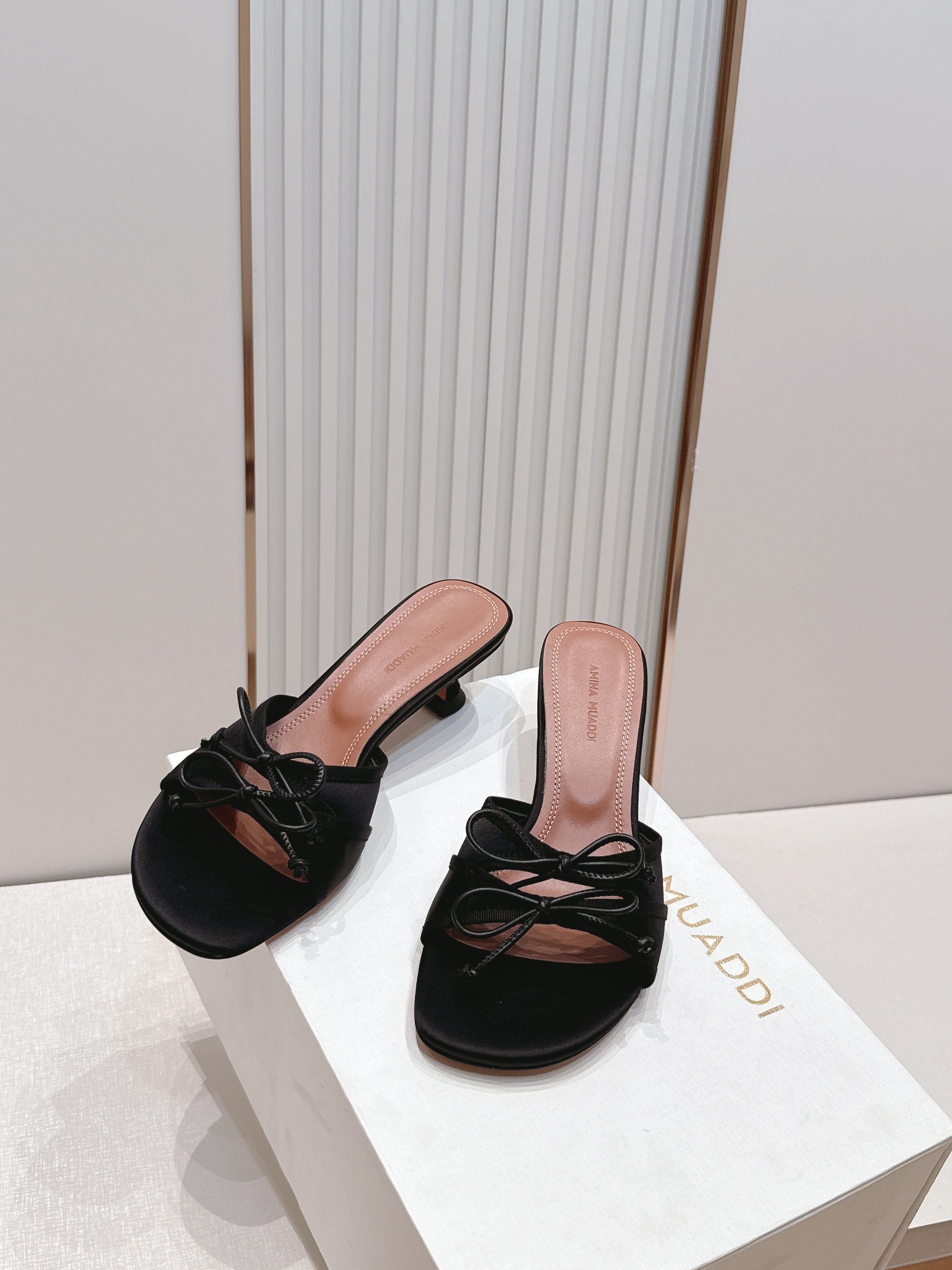 Malone Souliers 中跟蕾丝凉拖鞋经典蕾丝性感依然风韵犹存 真皮蝴蝶结 计,非常耐看极具风格 Malone Souliers 中跟蕾丝凉拖鞋经典蕾丝性感依然风韵犹存 真皮蝴蝶结 计,非常耐看极具风格