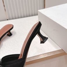 Malone Souliers 中跟蕾丝凉拖鞋经典蕾丝性感依然风韵犹存 真皮蝴蝶结 计,非常耐看极具风格 Malone Souliers 中跟蕾丝凉拖鞋经典蕾丝性感依然风韵犹存 真皮蝴蝶结 计,非常耐看极具风格