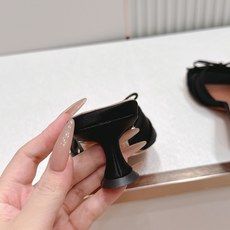 Malone Souliers 中跟蕾丝凉拖鞋经典蕾丝性感依然风韵犹存 真皮蝴蝶结 计,非常耐看极具风格 Malone Souliers 中跟蕾丝凉拖鞋经典蕾丝性感依然风韵犹存 真皮蝴蝶结 计,非常耐看极具风格