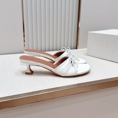 Malone Souliers 中跟蕾丝凉拖鞋经典蕾丝性感依然风韵犹存 真皮蝴蝶结 计,非常耐看极具风格 Malone Souliers 中跟蕾丝凉拖鞋经典蕾丝性感依然风韵犹存 真皮蝴蝶结 计,非常耐看极具风格