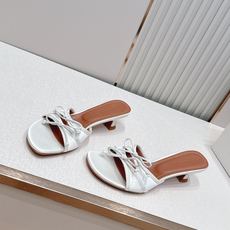 Malone Souliers 中跟蕾丝凉拖鞋经典蕾丝性感依然风韵犹存 真皮蝴蝶结 计,非常耐看极具风格 Malone Souliers 中跟蕾丝凉拖鞋经典蕾丝性感依然风韵犹存 真皮蝴蝶结 计,非常耐看极具风格