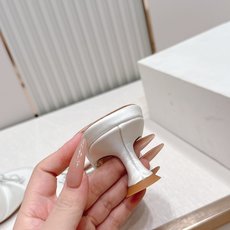 Malone Souliers 中跟蕾丝凉拖鞋经典蕾丝性感依然风韵犹存 真皮蝴蝶结 计,非常耐看极具风格 Malone Souliers 中跟蕾丝凉拖鞋经典蕾丝性感依然风韵犹存 真皮蝴蝶结 计,非常耐看极具风格