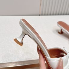 Malone Souliers 中跟蕾丝凉拖鞋经典蕾丝性感依然风韵犹存 真皮蝴蝶结 计,非常耐看极具风格 Malone Souliers 中跟蕾丝凉拖鞋经典蕾丝性感依然风韵犹存 真皮蝴蝶结 计,非常耐看极具风格