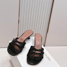 Malone Souliers 中跟蕾丝凉拖鞋经典蕾丝性感依然风韵犹存 真皮蝴蝶结 计,非常耐看极具风格 Malone Souliers 中跟蕾丝凉拖鞋经典蕾丝性感依然风韵犹存 真皮蝴蝶结 计,非常耐看极具风格