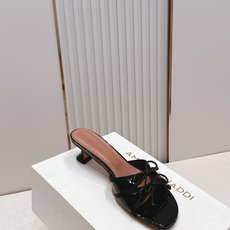 Malone Souliers 中跟蕾丝凉拖鞋经典蕾丝性感依然风韵犹存 真皮蝴蝶结 计,非常耐看极具风格 Malone Souliers 中跟蕾丝凉拖鞋经典蕾丝性感依然风韵犹存 真皮蝴蝶结 计,非常耐看极具风格