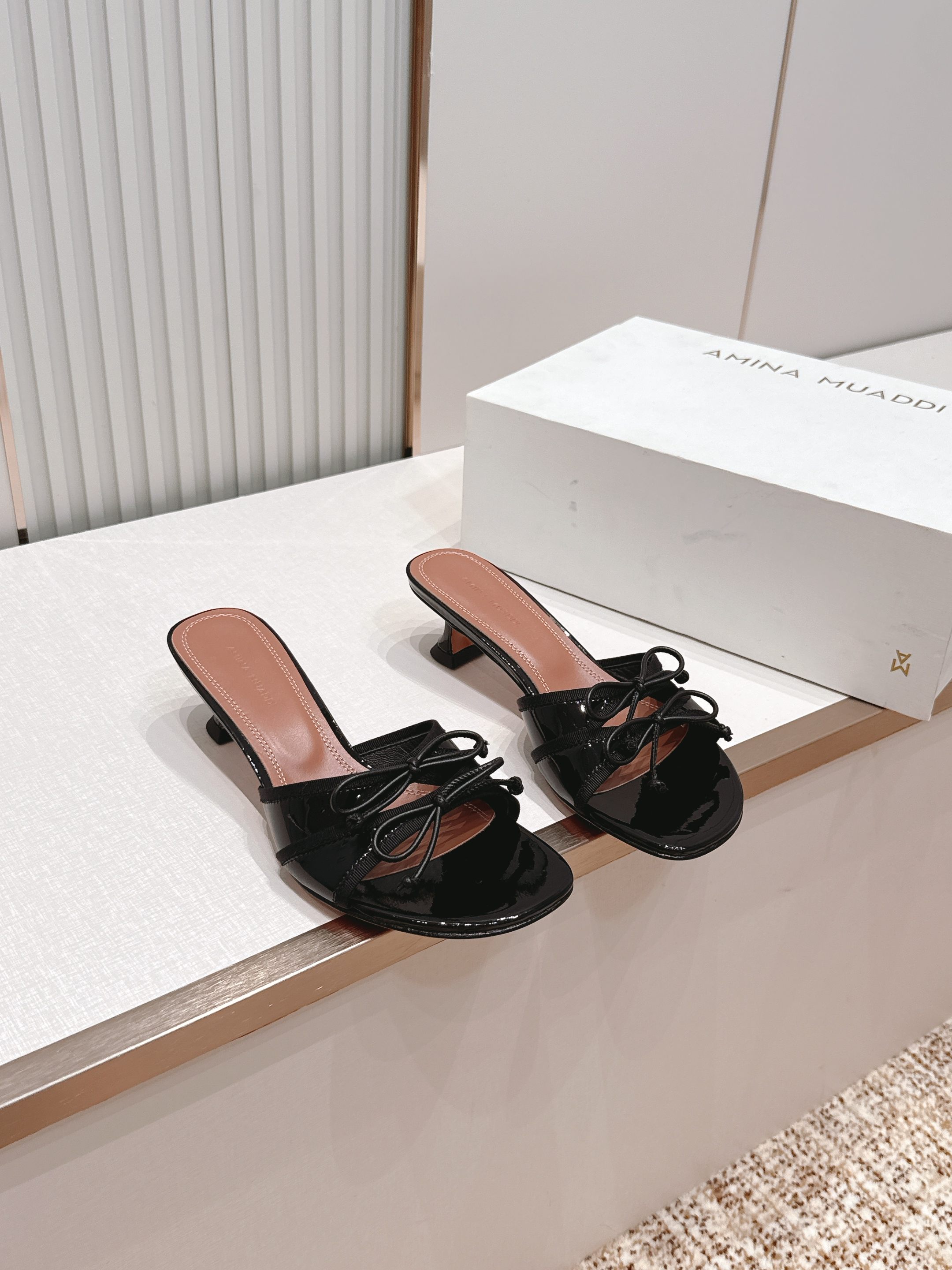 NO:819560,Out of Malone Souliers mid-heeled lace sandals. Classic lace sexy still has charm. Genuine leather bow. Designed, very attractive and stylish. I like to achieve an elegant feel by mixing materials with different textures and textures. The upper is made of imported cowhide. Sheepskin lining. Outsole. Imported leather outsole. Size 35-43 (40 and 41 customizations are non-refundable). High heels slippers, high heels, slippers, cowhide, sheepskin, Leather soles19860909出 Malone Souliers 中跟蕾丝凉拖鞋 经典蕾丝性感依然风韵犹存 真皮蝴蝶结 计,非常耐看极具风格 喜欢过通混搭不同触感和地质的材料达到高雅感觉 鞋面采用进口牛皮 内里羊皮内里 大底进口真皮大底 码数35-43（40、41定制不退换）,高跟鞋拖鞋,high heels,slippers,cowhide,sheepskin,Leather soles,Women's Shoes