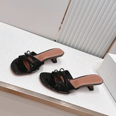 Malone Souliers 中跟蕾丝凉拖鞋经典蕾丝性感依然风韵犹存 真皮蝴蝶结 计,非常耐看极具风格 Malone Souliers 中跟蕾丝凉拖鞋经典蕾丝性感依然风韵犹存 真皮蝴蝶结 计,非常耐看极具风格