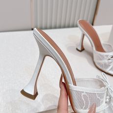 Malone Souliers 高跟蕾丝凉拖鞋经典蕾丝性感依然风韵犹存 真皮蝴蝶结 计,非常耐看极具风格 Malone Souliers 高跟蕾丝凉拖鞋经典蕾丝性感依然风韵犹存 真皮蝴蝶结 计,非常耐看极具风格