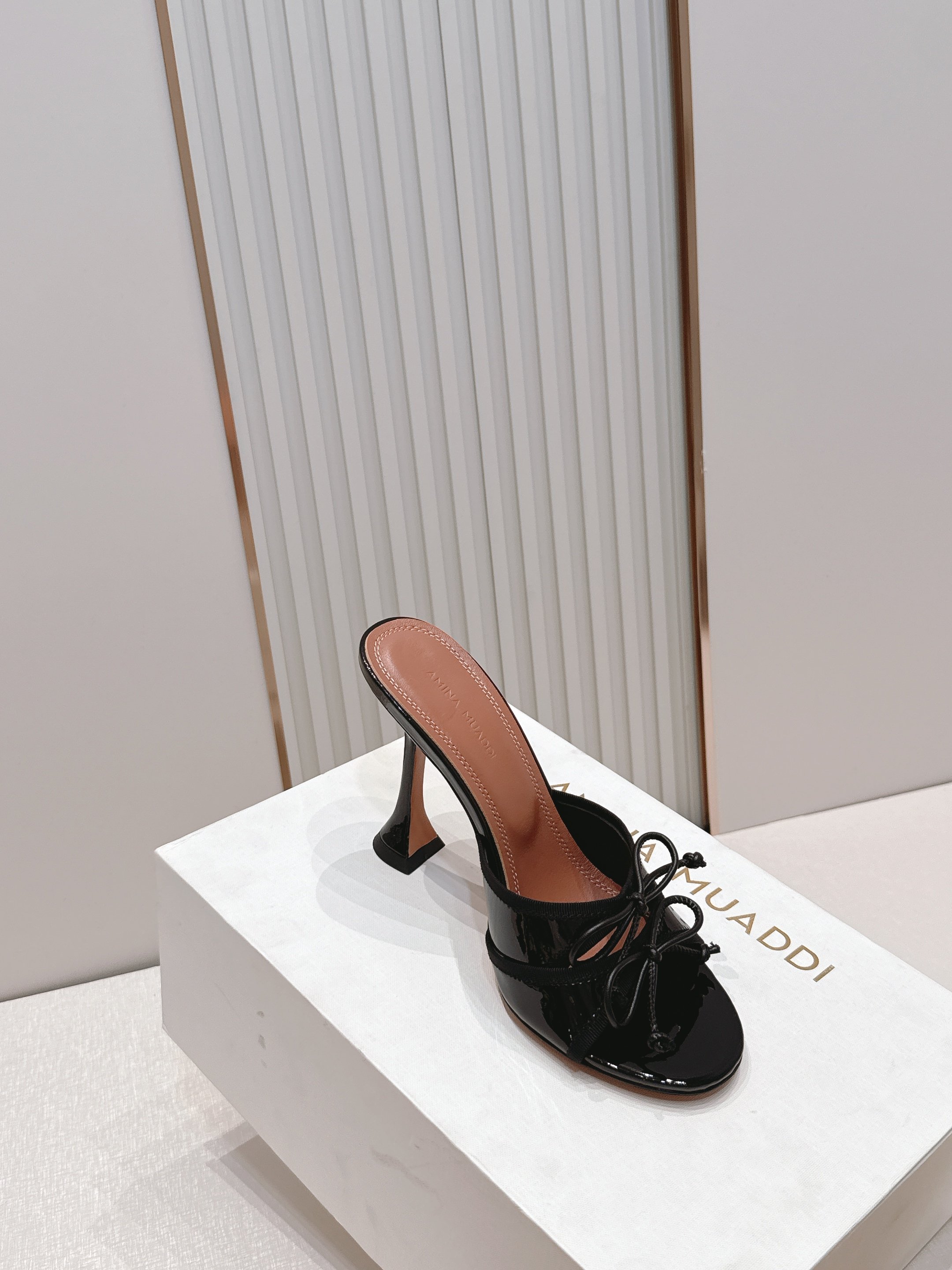 Malone Souliers 高跟蕾丝凉拖鞋经典蕾丝性感依然风韵犹存 真皮蝴蝶结 计,非常耐看极具风格 Malone Souliers 高跟蕾丝凉拖鞋经典蕾丝性感依然风韵犹存 真皮蝴蝶结 计,非常耐看极具风格