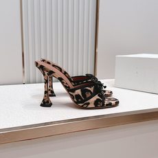 Malone Souliers 高跟蕾丝凉拖鞋经典蕾丝性感依然风韵犹存 真皮蝴蝶结 计,非常耐看极具风格 Malone Souliers 高跟蕾丝凉拖鞋经典蕾丝性感依然风韵犹存 真皮蝴蝶结 计,非常耐看极具风格