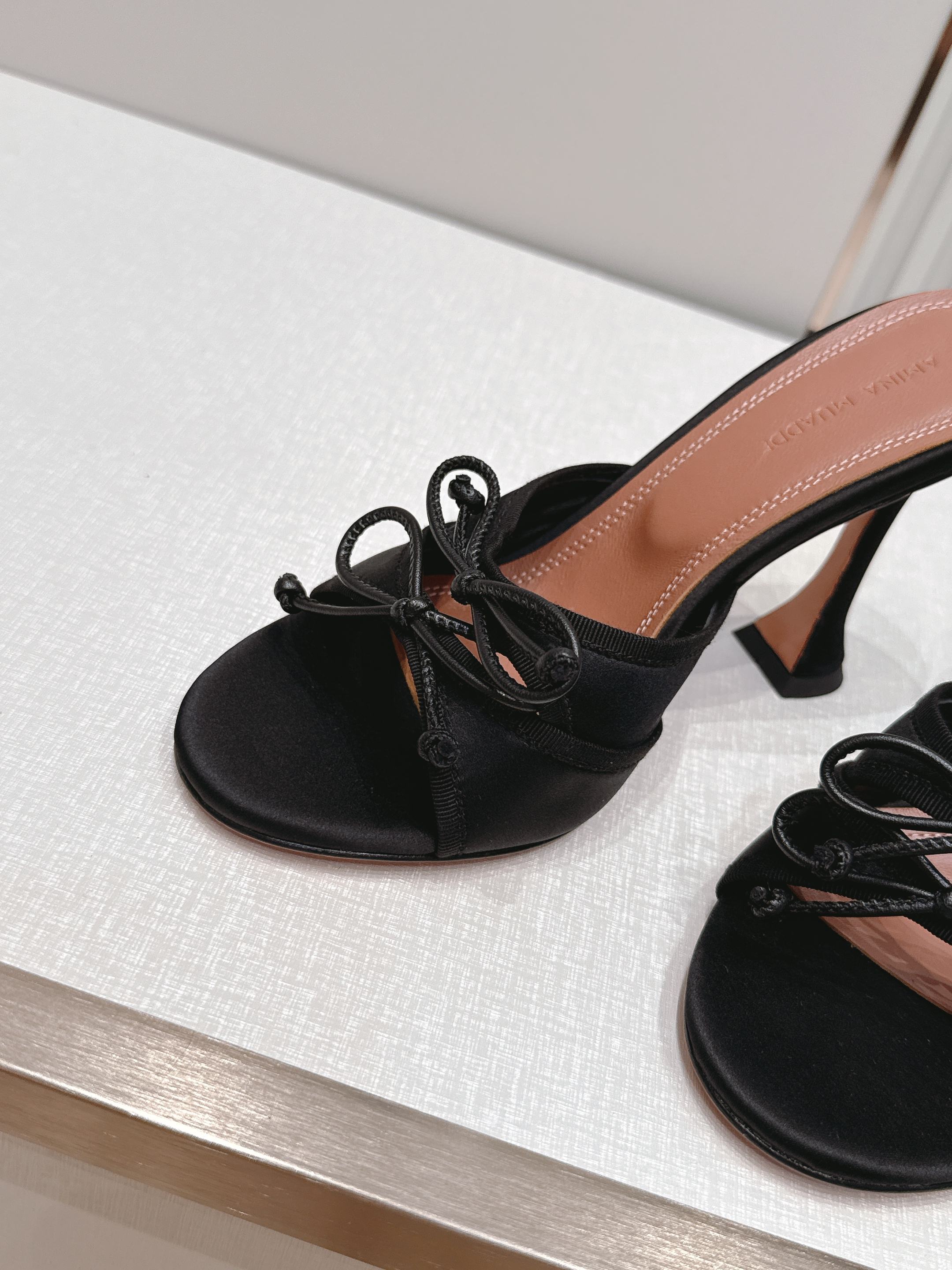 Malone Souliers 高跟蕾丝凉拖鞋经典蕾丝性感依然风韵犹存 真皮蝴蝶结 计，非常耐看极具风格