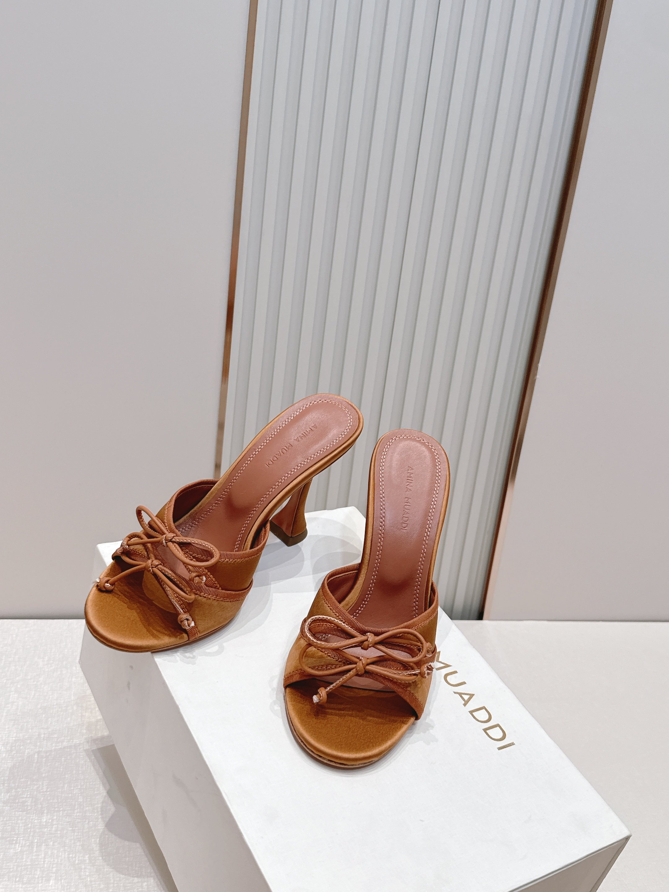 Malone Souliers 高跟蕾丝凉拖鞋经典蕾丝性感依然风韵犹存 真皮蝴蝶结 计,非常耐看极具风格 Malone Souliers 高跟蕾丝凉拖鞋经典蕾丝性感依然风韵犹存 真皮蝴蝶结 计,非常耐看极具风格