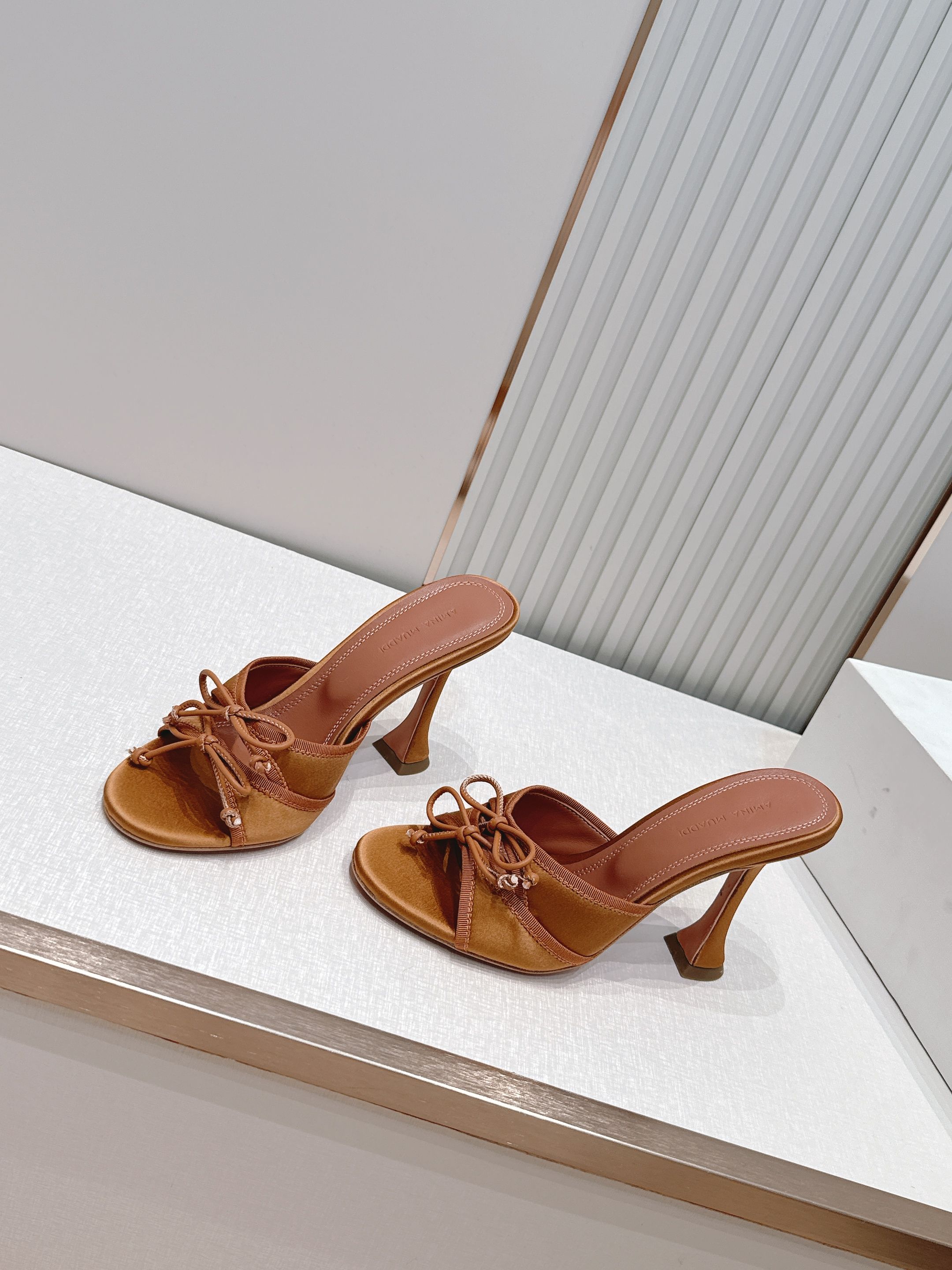 Malone Souliers 高跟蕾丝凉拖鞋经典蕾丝性感依然风韵犹存 真皮蝴蝶结 计，非常耐看极具风格