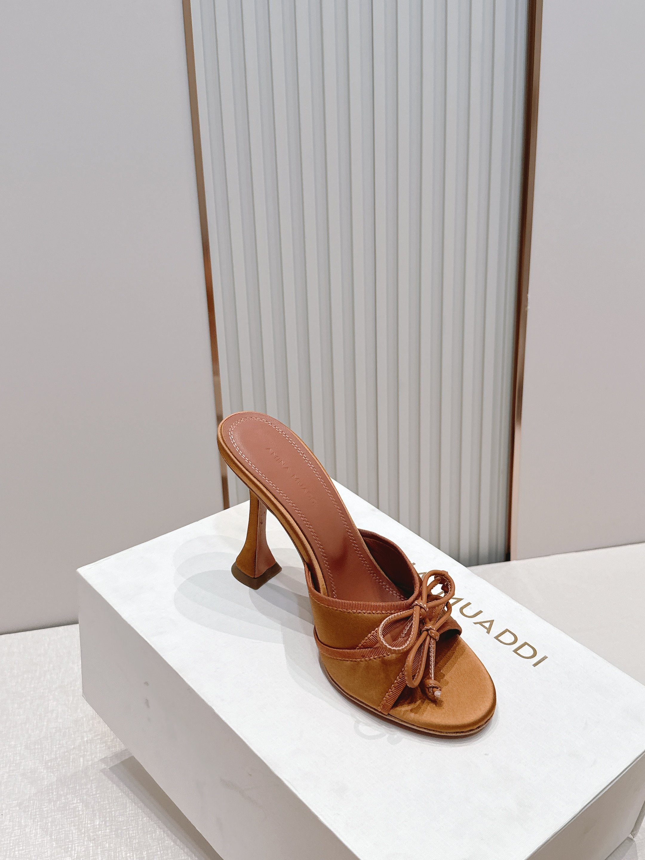 Malone Souliers 高跟蕾丝凉拖鞋经典蕾丝性感依然风韵犹存 真皮蝴蝶结 计,非常耐看极具风格 Malone Souliers 高跟蕾丝凉拖鞋经典蕾丝性感依然风韵犹存 真皮蝴蝶结 计,非常耐看极具风格