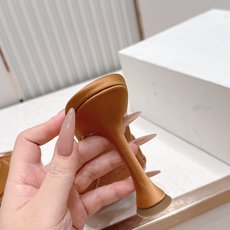 Malone Souliers 高跟蕾丝凉拖鞋经典蕾丝性感依然风韵犹存 真皮蝴蝶结 计,非常耐看极具风格 Malone Souliers 高跟蕾丝凉拖鞋经典蕾丝性感依然风韵犹存 真皮蝴蝶结 计,非常耐看极具风格