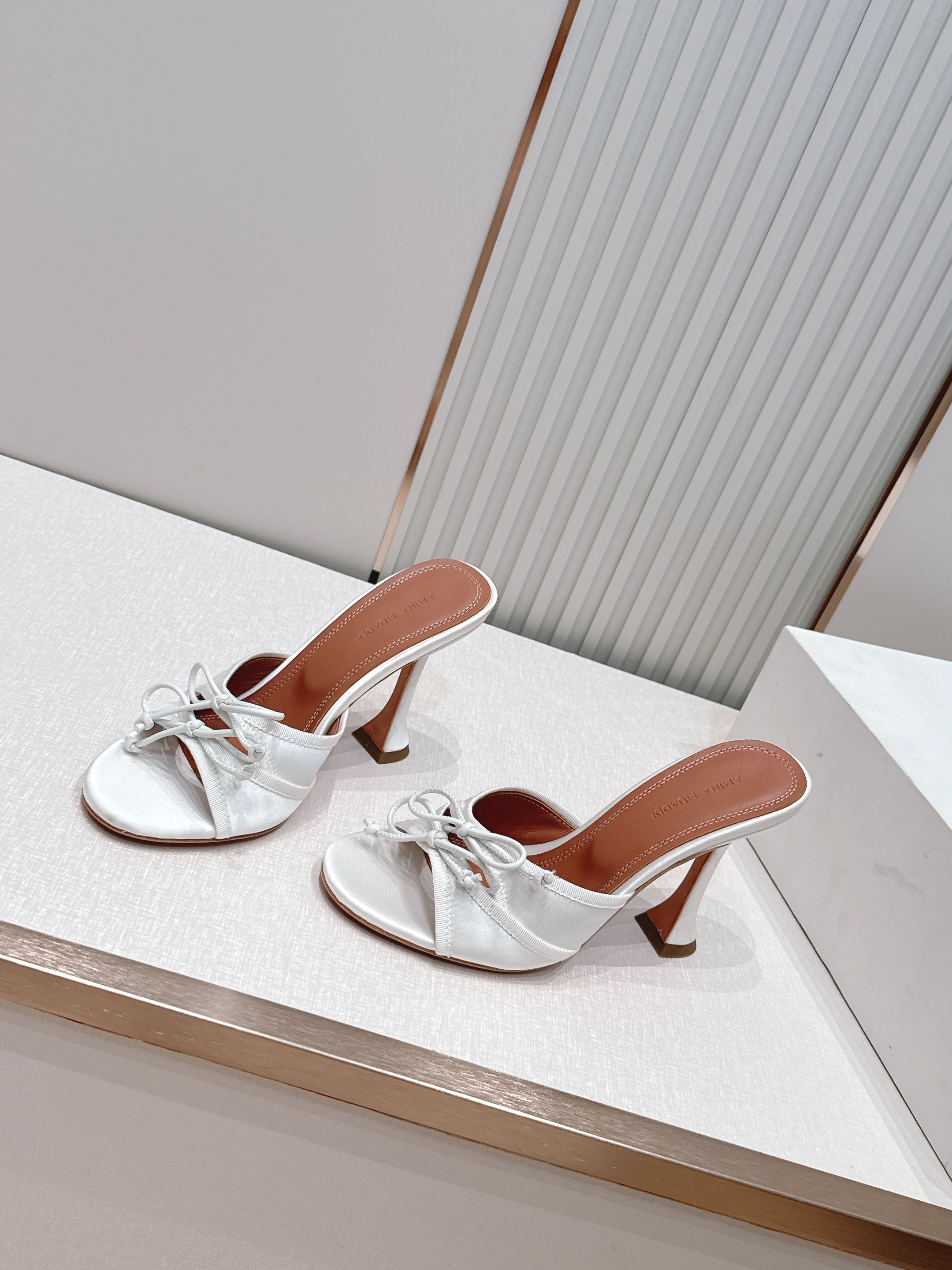NO:819564,Out of Malone Souliers high-heeled lace sandals. The classic lace sex appeal still remains. The leather bow design is very attractive and stylish. I like to achieve an elegant feel by mixing materials with different textures and textures. The upper is made of imported cowhide. The lining is sheepskin. The outsole is imported genuine leather. The size is 35-43 (40 and 41 customizations are non-refundable). High-heeled slippers, high heels, slippers, cowhide, sheepskin, Leather soles19860909出 Malone Souliers 高跟蕾丝凉拖鞋 经典蕾丝性感依然风韵犹存 真皮蝴蝶结 计,非常耐看极具风格 喜欢过通混搭不同触感和地质的材料达到高雅感觉 鞋面采用进口牛皮 内里羊皮内里 大底进口真皮大底 码数35-43（40、41定制不退换）,高跟鞋拖鞋,high heels,slippers,cowhide,sheepskin,Leather soles,Women's Shoes