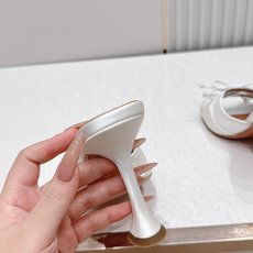 Malone Souliers 高跟蕾丝凉拖鞋经典蕾丝性感依然风韵犹存 真皮蝴蝶结 计,非常耐看极具风格 Malone Souliers 高跟蕾丝凉拖鞋经典蕾丝性感依然风韵犹存 真皮蝴蝶结 计,非常耐看极具风格