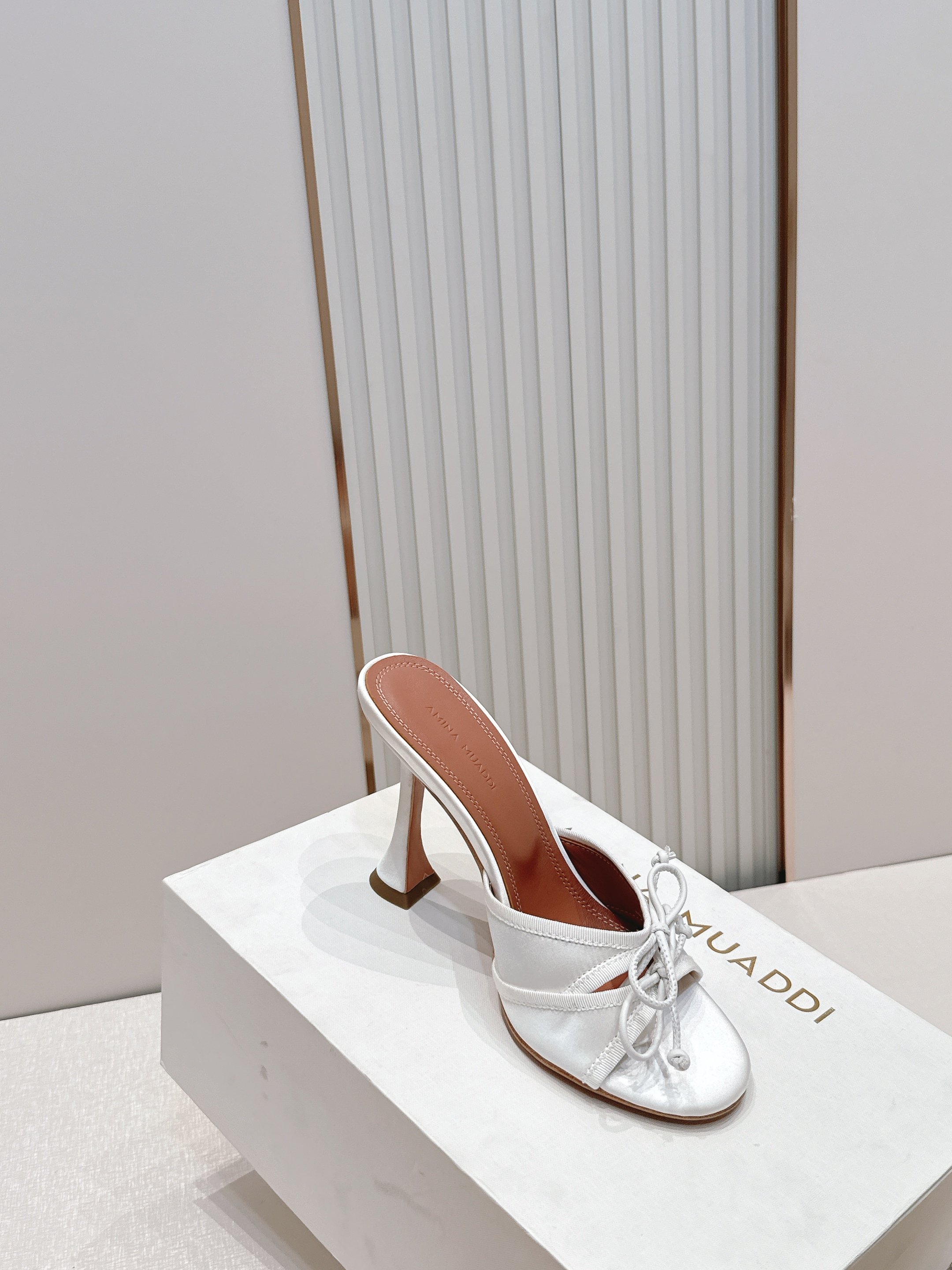 Malone Souliers 高跟蕾丝凉拖鞋经典蕾丝性感依然风韵犹存 真皮蝴蝶结 计,非常耐看极具风格 Malone Souliers 高跟蕾丝凉拖鞋经典蕾丝性感依然风韵犹存 真皮蝴蝶结 计,非常耐看极具风格