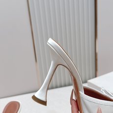 Malone Souliers 高跟蕾丝凉拖鞋经典蕾丝性感依然风韵犹存 真皮蝴蝶结 计,非常耐看极具风格 Malone Souliers 高跟蕾丝凉拖鞋经典蕾丝性感依然风韵犹存 真皮蝴蝶结 计,非常耐看极具风格