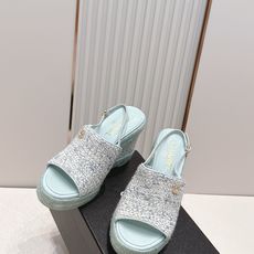 chanel 香奈儿坡跟凉拖,优质皮革+金属双C标志,品牌感满满✨。编织坡跟设计,增高又舒适,日常或度假 chanel 香奈儿坡跟凉拖,优质皮革+金属双C标志,品牌感满满✨。编织坡跟设计,增高又舒适,日常或度假